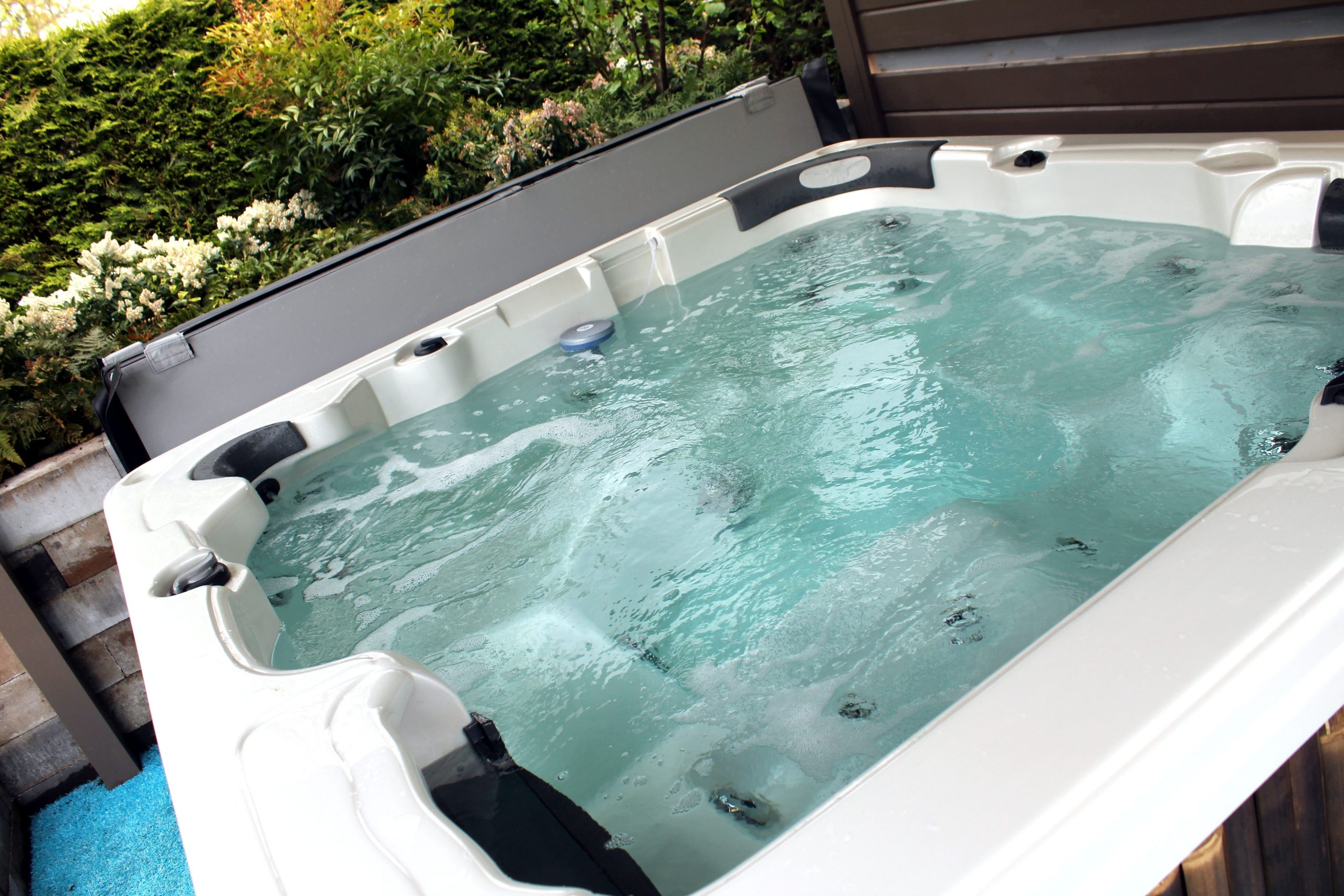 6 Benefits of Owning a Hot Tub for Your Health and Wellness